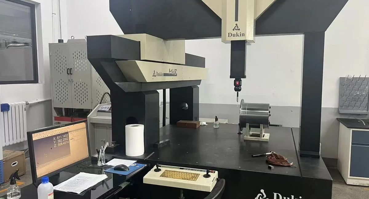Coordinate measuring machine inspecting a drivetrain part